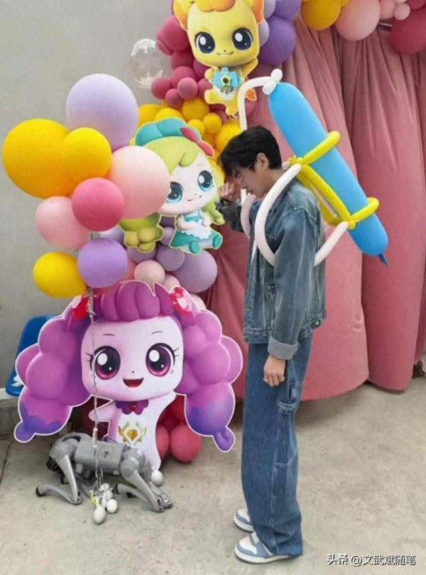 张若昀为女儿庆祝6岁生日，穿上小马宝莉T恤，父女俩合照超有爱