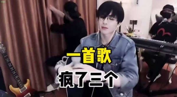 大飞哥刘宇宁直播三人疯玩场面欢乐