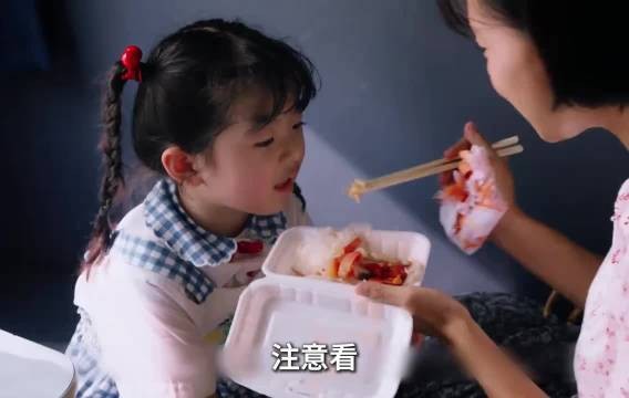 女人花光积蓄给战士们买盒饭，战士们在得知她的身份后全场敬礼