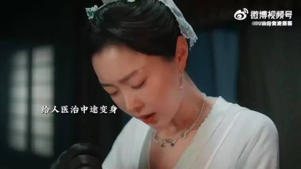 男女主界的卧龙凤雏 一个脸盲分不清人 另一个随时随地变身成不同的样子