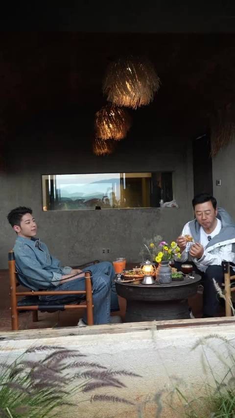 听到路人夸自己帅，19岁的石头还笑的直眯眼睛，也太可爱了吧！