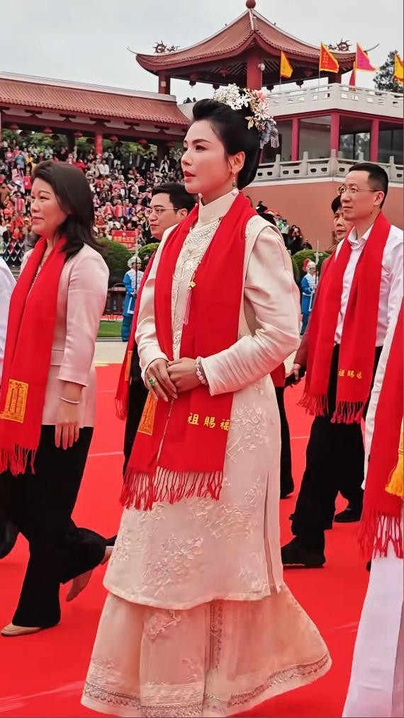 刘涛在妈祖诞辰1066周年盛典现场，搀扶一名突然摔倒的摄影师