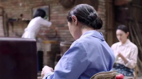 芝麻胡同:女人丈夫假公济私抢了太太房子，女人看不下去和太太过 何冰刘蓓王欧