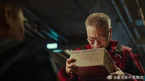 姥爷为保释刘启，拿出珍藏的VR贿赂警官，下秒就被羁押