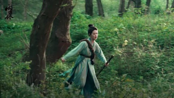 章若楠披发镜头演绎侠女气质