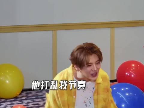 鹿晗雨天玩水欢呼放飞自我