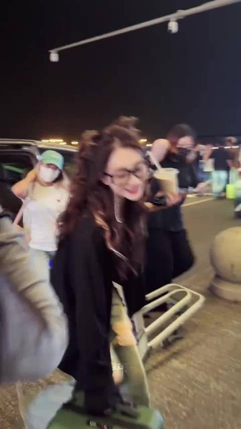 这个李小冉真的美得我滋哇乱叫,难道不生孩子真的抗老吗