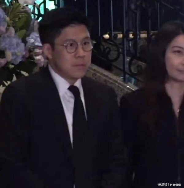 何超蕸追悼会举行：郭晶晶霍启刚合体现身，奚梦瑶何猷君牵手露面