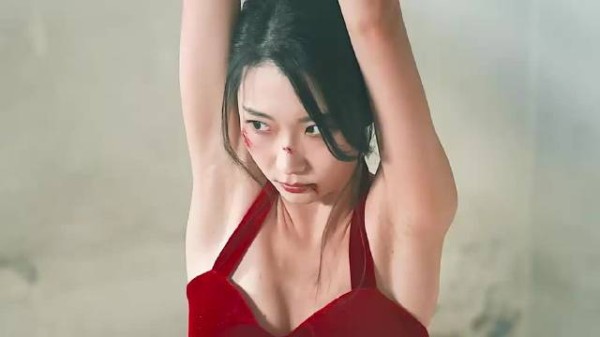 手被捆着有什么用，还有脚啊