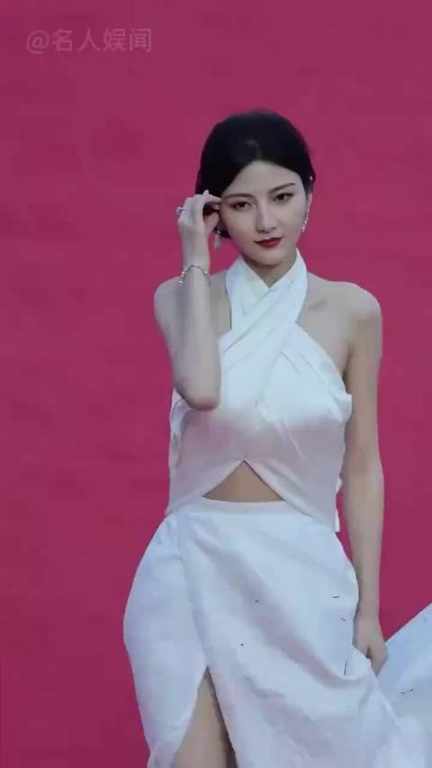 “被开叉裙硬控，杨幂如坐针毡，关晓彤紧紧捏住，佟丽娅一条腿支撑”