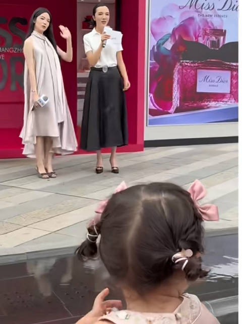 这个和周也长的好像的女孩也好漂亮!