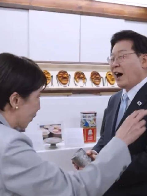 高市早苗赠送李在明金属杯称夫妻吵架砸了也不会坏