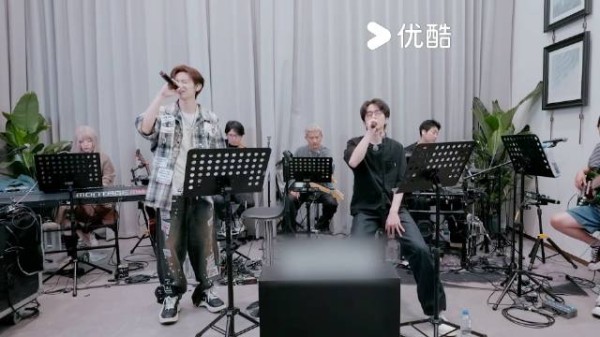 小鬼张新成练习室合唱,歌声直击孤独心事