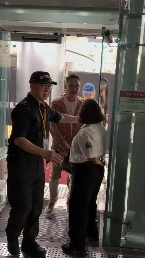 李嘉欣许晋亨出席晚宴，深V露背装显消瘦