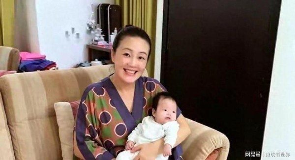 张兰沉浸式带娃,全程爱不释手,萌娃乖巧惹人爱