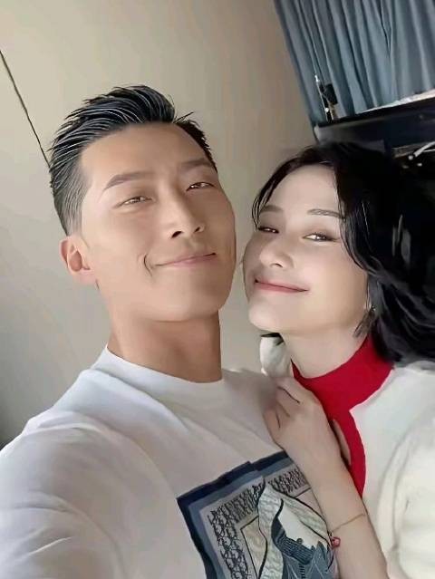 窦骁婚后减产引热议，豪门赘婿处境引深思