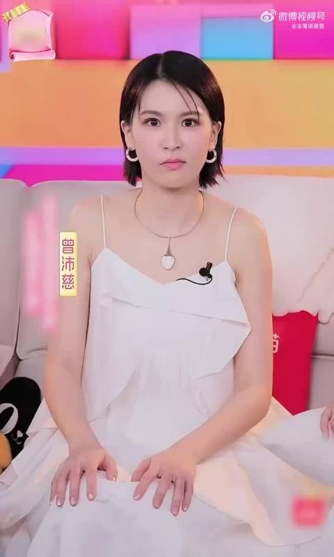 曾沛慈直播比心摊手表情灵动可爱