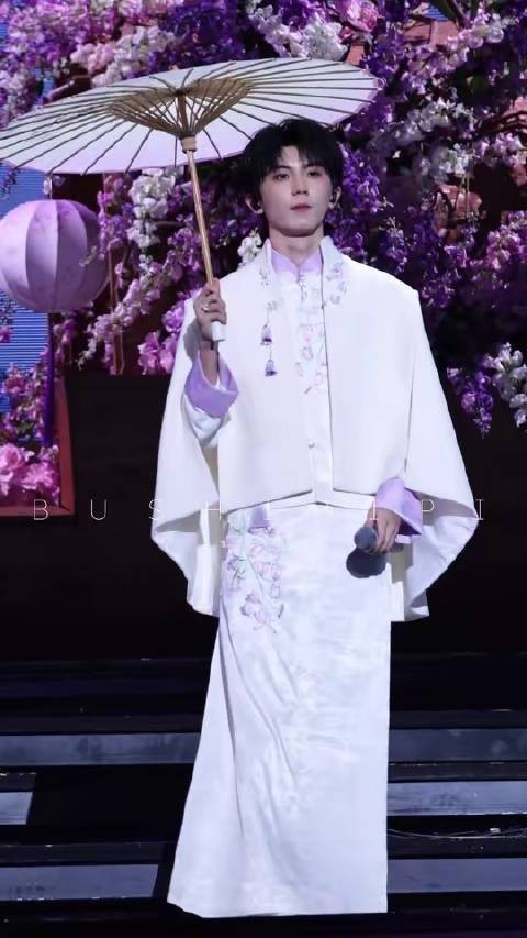 爱,是笃定的唯一,恰如每个晴朗的好天气,时代少年团六周年演唱会
