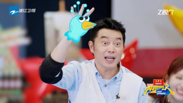 沙溢再现经典孔雀造型，趾压板挑战信手拈来