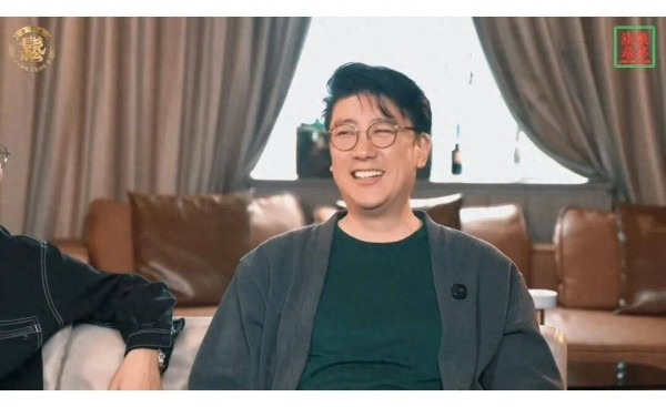 恭喜！香港乐坛天后圈内弟弟，突然宣布已结婚，退圈多年身材发福