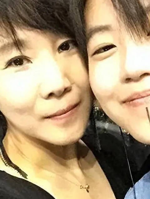 王菲组团观看谢霆锋演唱会,窦颖也去了,她是王菲母女的和声