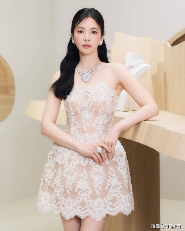 半扎发型的宋慧乔好年轻，一袭抹胸蕾丝短裙，44岁颜值回春太美了