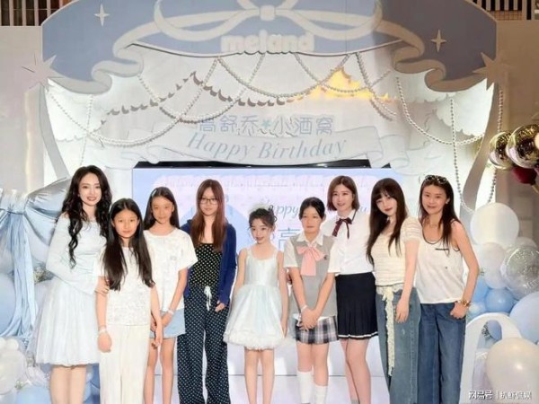 高云翔与父母为女儿庆生，三代同框好温馨，在小餐馆庆祝接地气