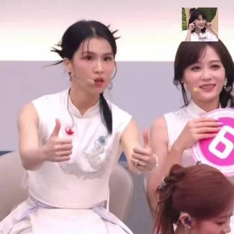 曾沛慈后台手语交流，古风造型温婉动人