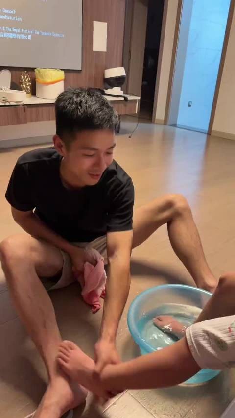 胡庆看起来年纪也不大，儿子居然已经这么大了