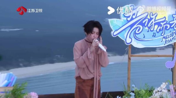 刘雨昕一天亮相四档综艺，超燃合唱跑男推理引热议