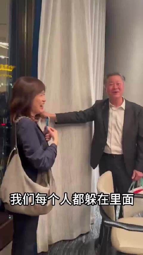 高志凯与赖岳谦躲猫猫！ 赖岳谦：猜猜是谁躲在帘子后？ 高志凯：是我是我！