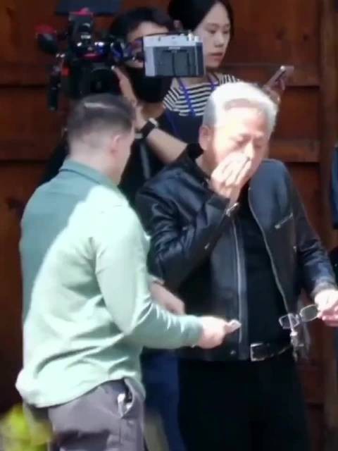 黄仁勋首尔高温穿皮衣热到不停擦汗