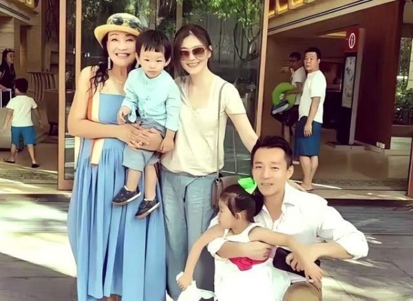 小S后悔发起日本旅行，再晒照悼念姐姐大S，却很少提及大S儿女