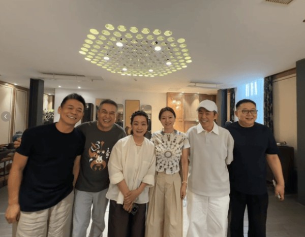 搜狐娱乐讯 近日,孙浩晒《主角》主创私下小聚合影,张艺谋罕见带妻子陈婷现身。