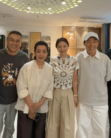 45岁陈婷越发年轻,看起来像30多岁。