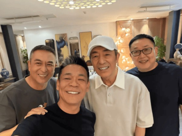 张艺谋、张嘉益、孙浩等人合影。