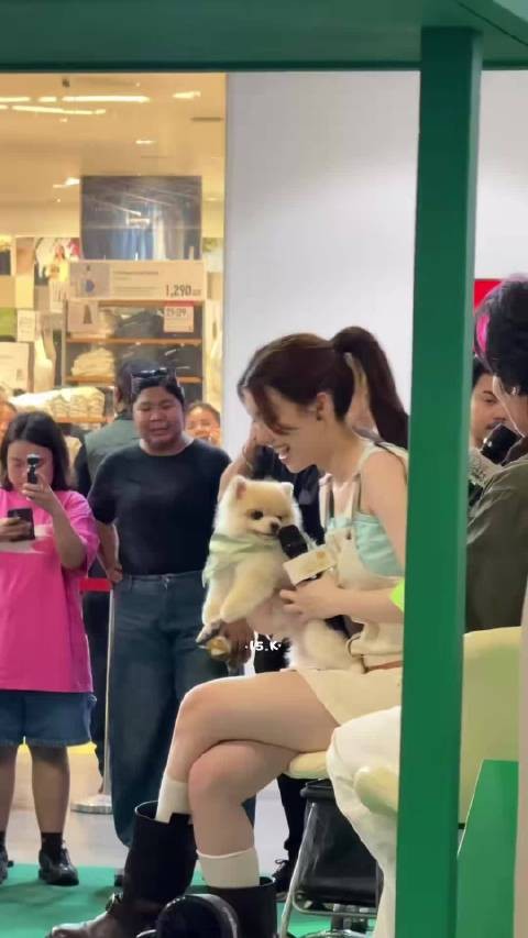 姐姐带着乌尼满场展示小肚皮