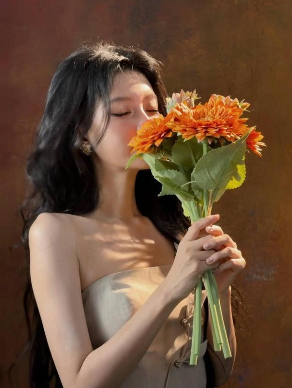 孙怡闭目感受花香。