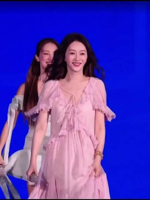 李小冉回应浪姐舞台争议称不配,网友力挺成团