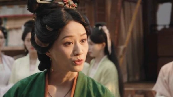 母亲探望嫁入豪门的女儿,被仆人拦在门口,气得她上去就是一巴掌