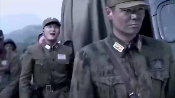 师长手下狂妄嚣张，竟在背后开黑枪，高手一枪打飞吓死他