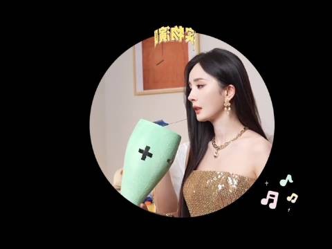 杨幂:万物皆可是话筒和哑铃 拍广告期间也不忘唱歌和健身,很爱很自律