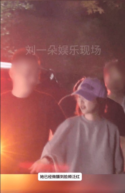 周冬雨和朋友热聊。