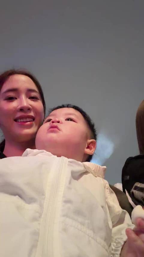 欧阳妮妮带儿子看欧阳娜娜演唱会,睦睦好认真,专注看小姨唱歌
