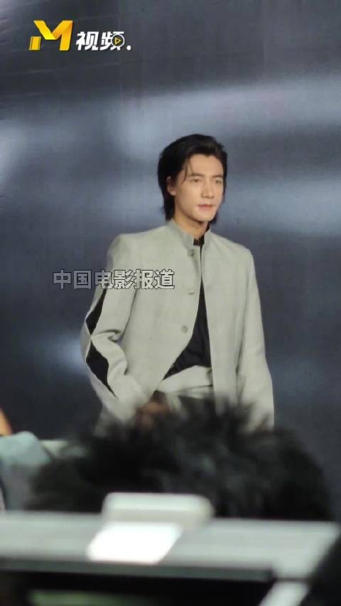 演员此沙一身浅灰色西装,亮相微博电影之夜红毯