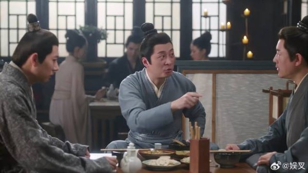 李莲花在酒楼吃饭 隔壁说起采莲庄凶杀案，他瞬间精神了