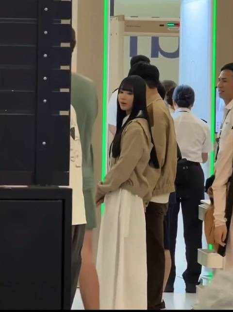 林俊杰七七情侣装现身机场，好甜蜜！