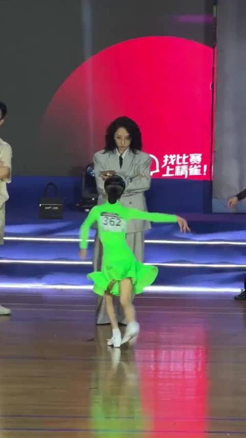她在等你转身记你背牌号,这眼神绝了