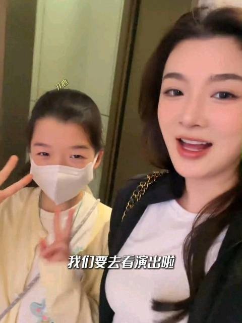 王栎鑫吴雅婷10岁女儿身高引关注,姐弟追星小酒窝
