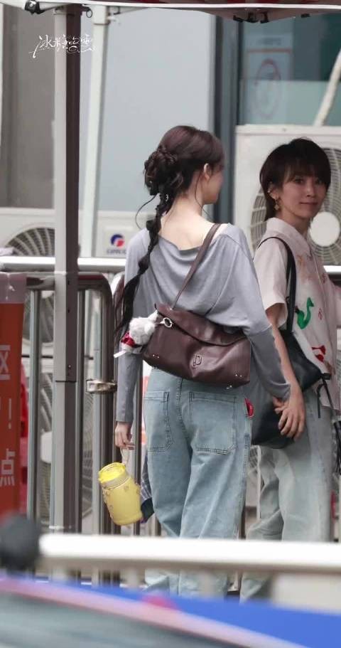 叶一茜安崎互怼争贪吃姐头衔